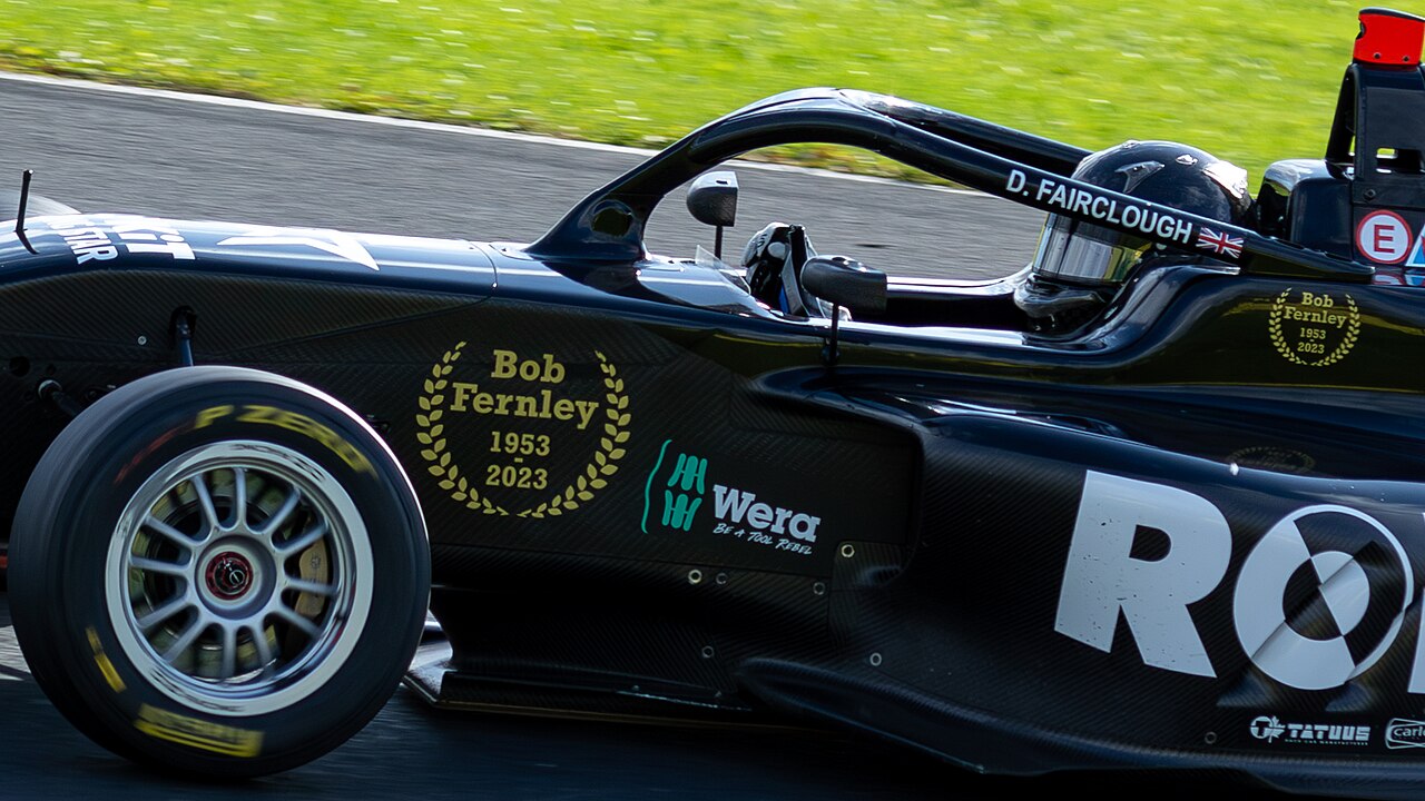 Sim racer al cockpit con display multi-schermo