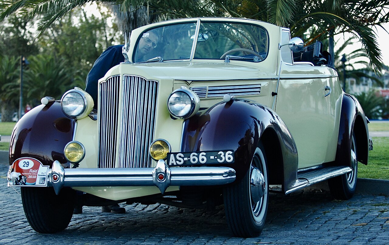 Volante di una Packard convertible del 1939